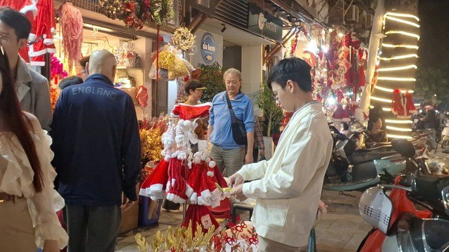 Người dân cả nước đổ ra đường đón Giáng sinh - 8