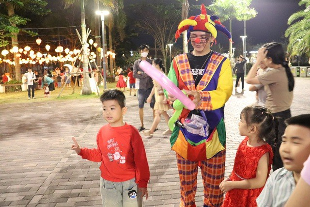 Người dân cả nước đổ ra đường đón Giáng sinh - 27