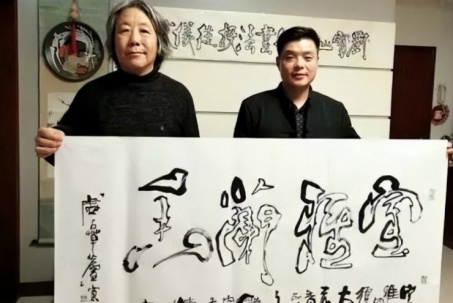 Xuất thân nông thôn, bị cười nhạo vì học thư pháp, giờ kiếm tiền tỉ/năm