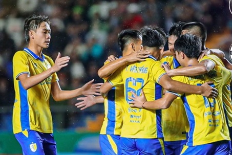 Hùng Dũng ghi tuyệt tác sút phạt knuckleball hơn 30m, CLB Hà Nội ngược dòng chóng vánh (Cúp Tứ hùng)