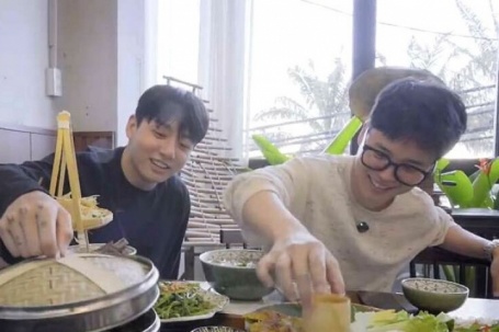 Jimin, Jungkook thưởng thức bánh xèo, mì Quảng