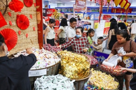 Nhiều người tiêu dùng dè dặt sắm Tết