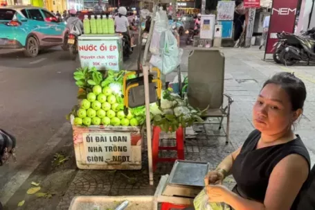 Ớt ra vỉa hè, giá cao ngất