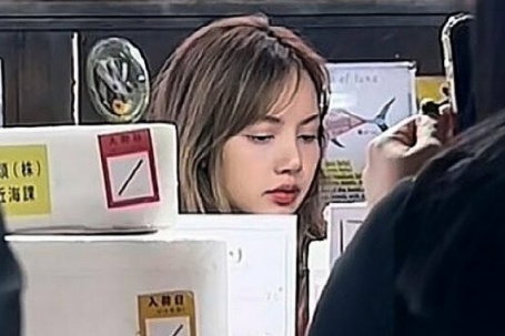 Lisa bị bắt gặp ở Pháp, nghi đón Noel cùng bạn trai