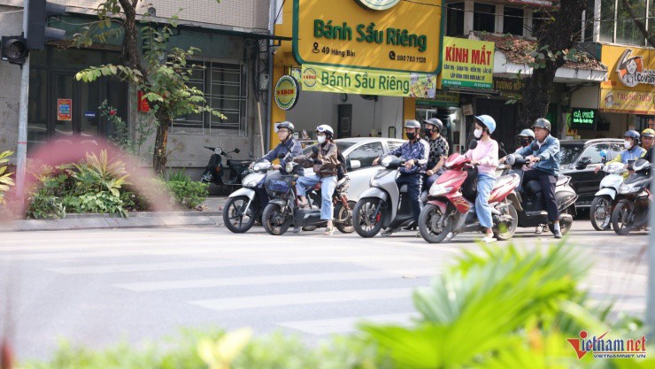 6 tuyến phố được tích hợp hệ thống điều khiển tín hiệu giao thông ứng dụng AI, thiết lập “làn sóng xanh” và tự động cảnh báo các điểm ùn tắc. Ảnh: Đức Hoàng