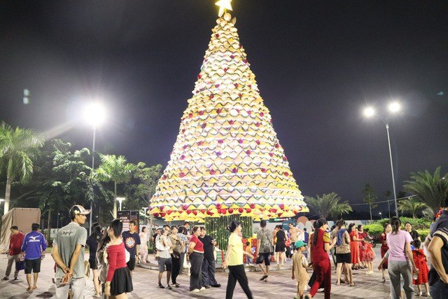 Người dân cả nước đổ ra đường đón Giáng sinh - 28