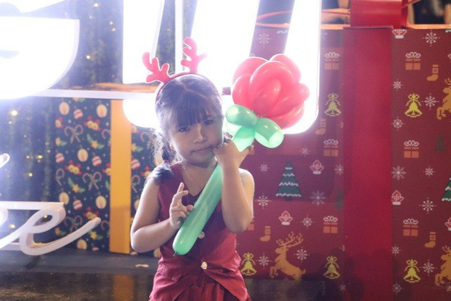 Người dân cả nước đổ ra đường đón Giáng sinh - 29