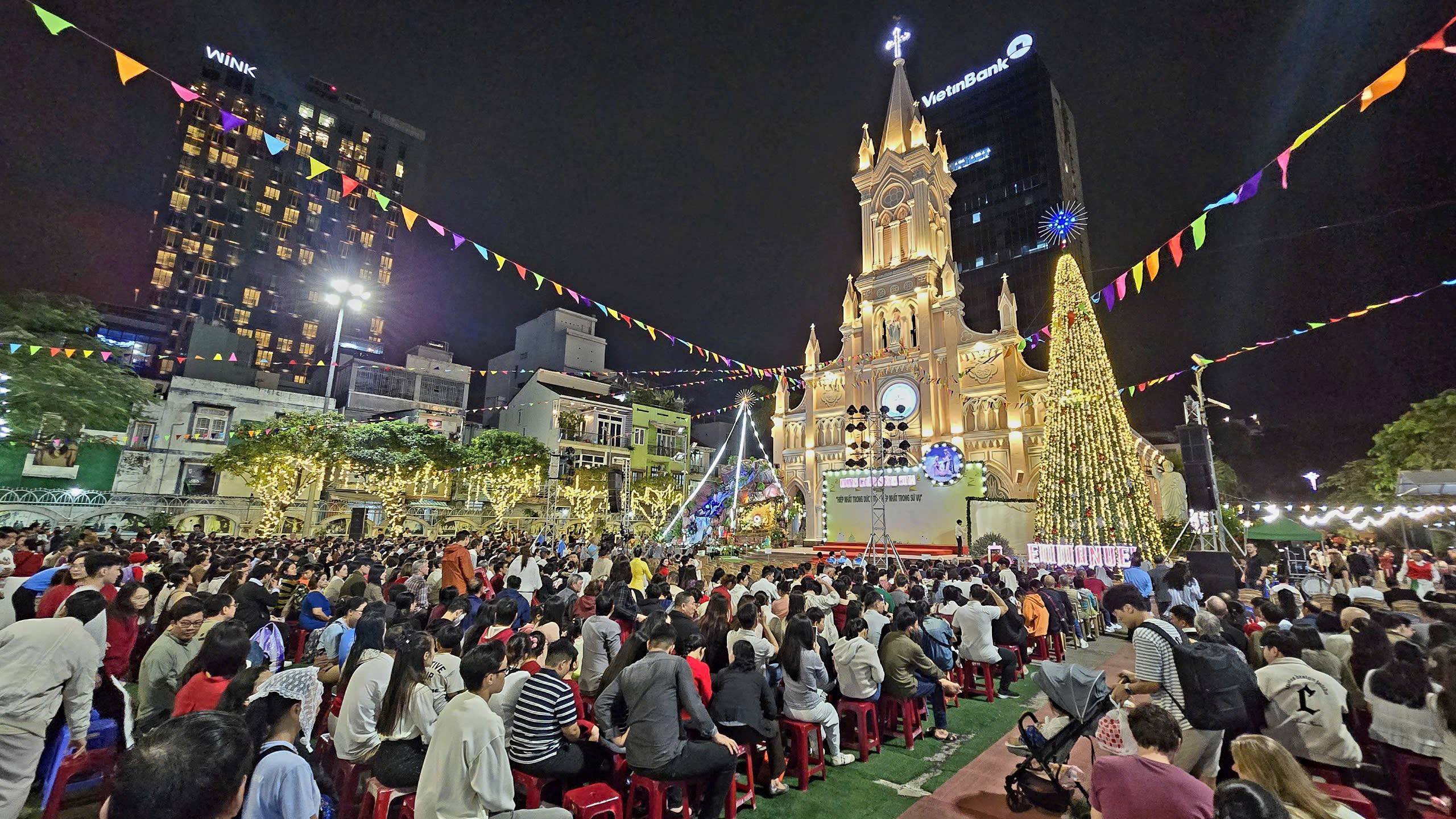 Người dân cả nước đổ ra đường đón Giáng sinh - 30