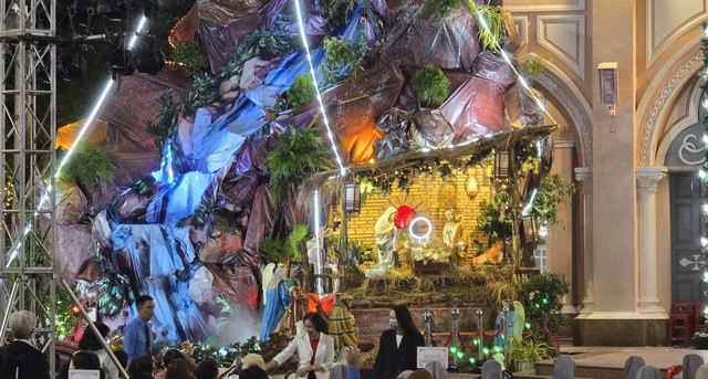 Người dân cả nước đổ ra đường đón Giáng sinh - 32