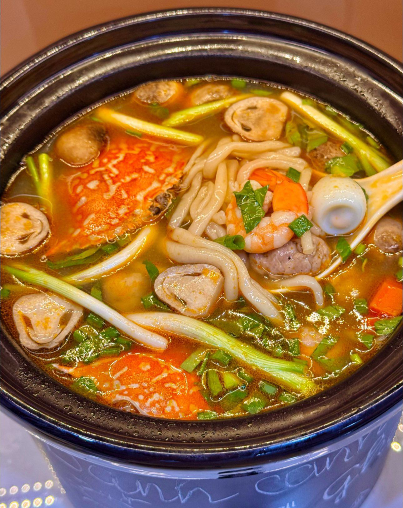 Nước dùng trong, ngọt thanh,&nbsp;đậm vị hải sản.