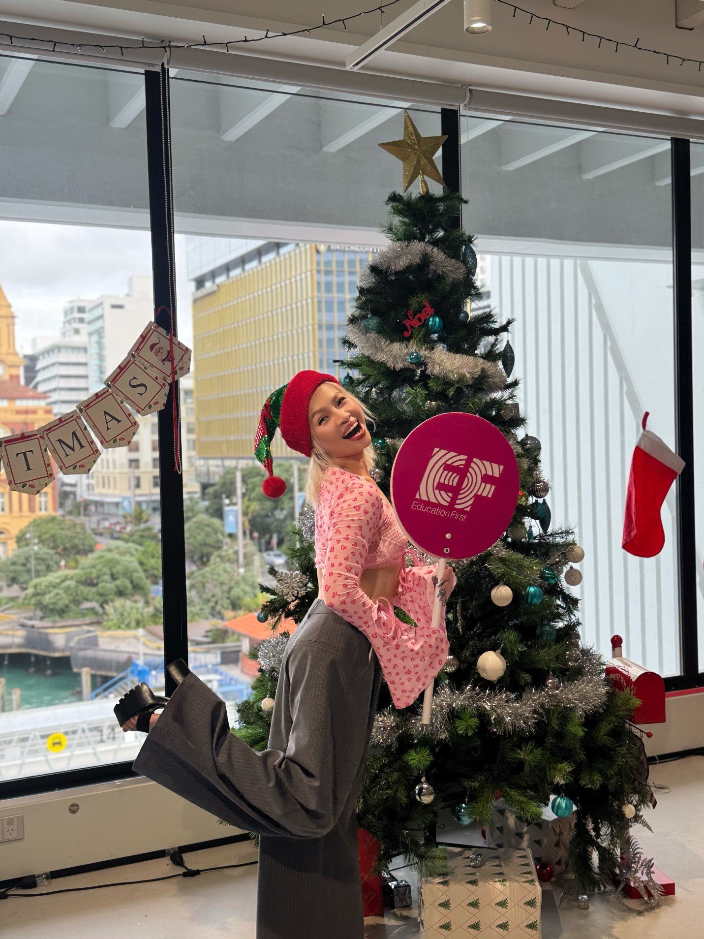 Dù U50 nhưng CEO Tuyết Nhi sở hữu ngoại hình lẫn nhan sắc trẻ trung, phong cách vô cùng năng động