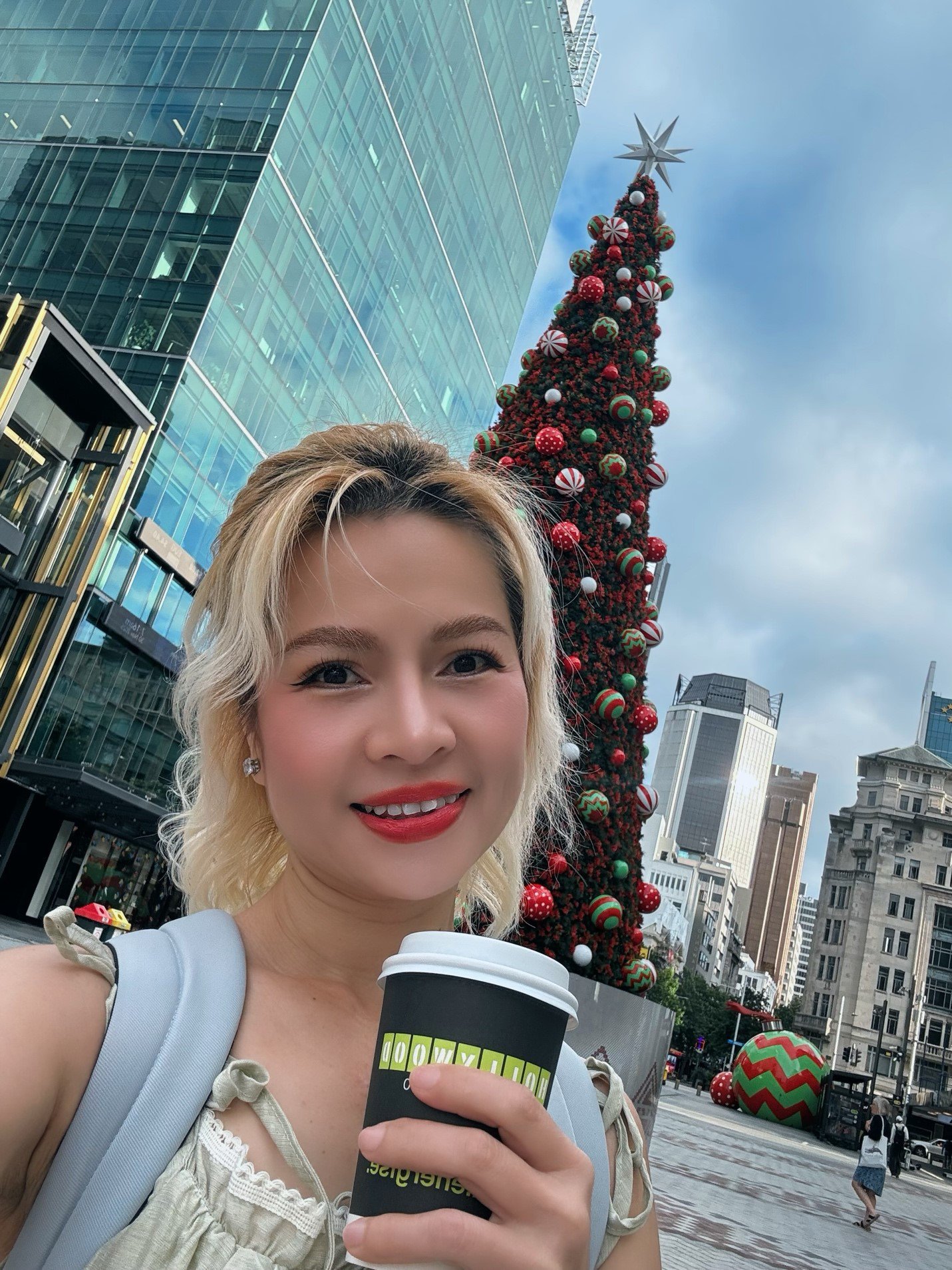 Đây là lần đầu tiên hoà mình vào không khí lễ hội chuẩn bị cho năm mới 2026 ở trời Tây với những người bạn học ít tuổi hơn đến từ các quốc gia khác nhau nên chị cũng khá hào hứng và là kỉ niệm đáng nhớ tại nơi này.