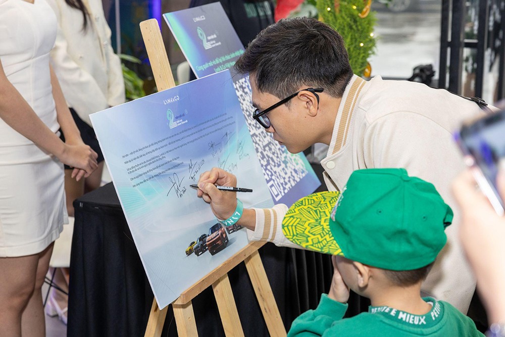 Khách hàng Lynk &amp; Co mừng kỷ niệm 2 năm thành lập thương hiệu (Ảnh: Lynk &amp; Co).