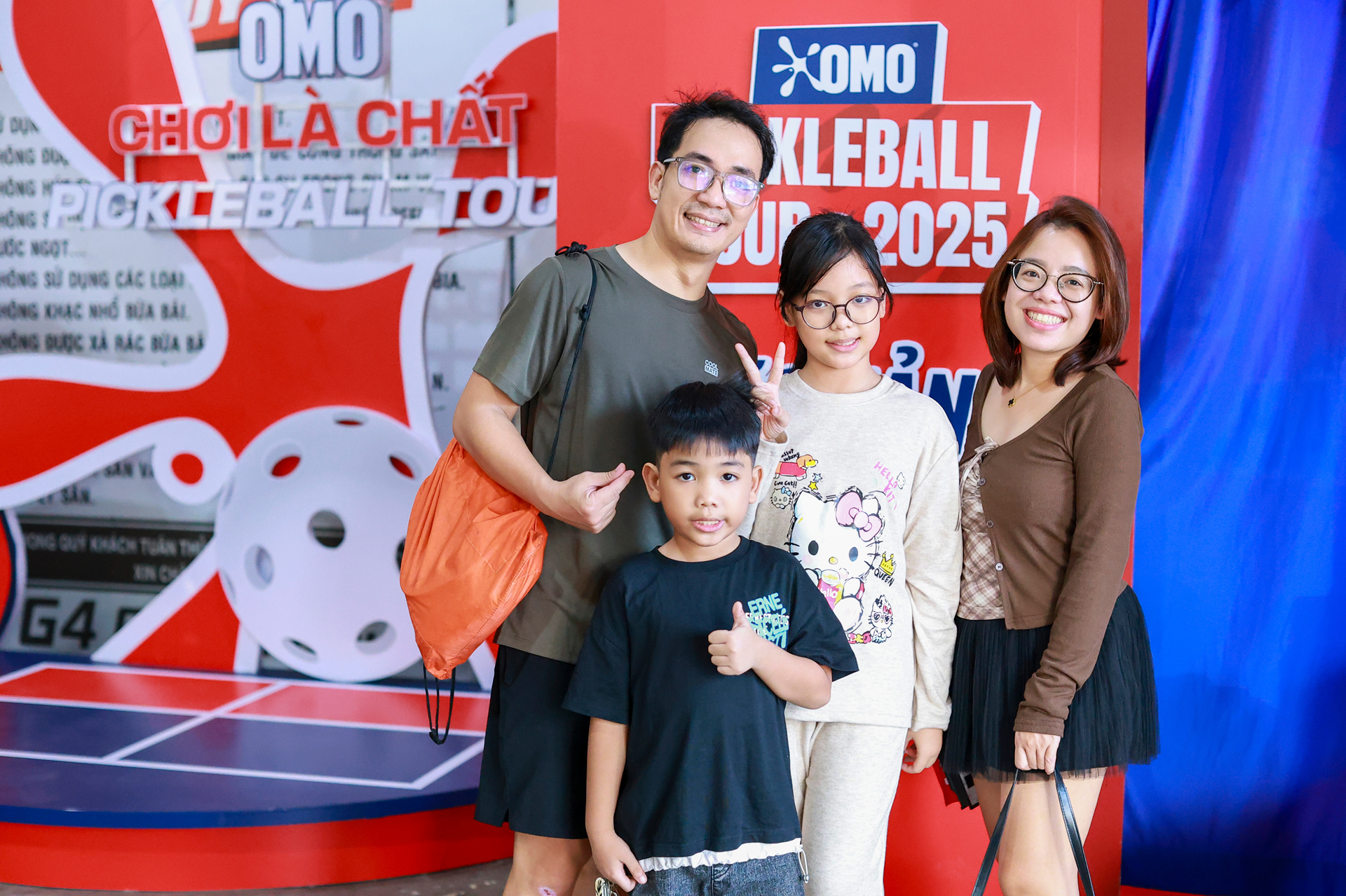 Nhiều gia đình cùng nhau đến trải nghiệm chơi pickleball và check in nhận quà tại sự kiện