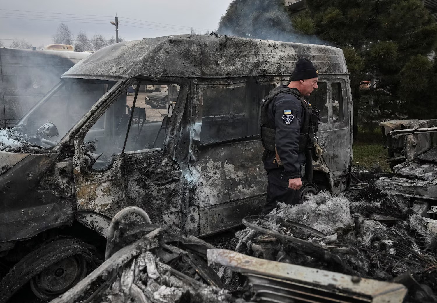 Ô tô bị thiêu rụi trong một vụ tập kích ở Ukraine (ảnh: Reuters)