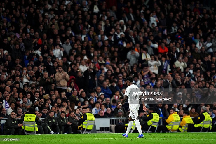 Vinicius hứng trọn tiếng la ó từ khán đài Bernabéu khi bị thay ra trong trận gặp Sevilla