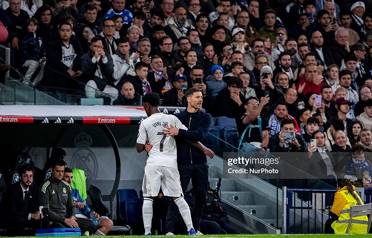 HLV Xabi Alonso có những phát biểu gây chú ý khi không trực tiếp bảo vệ Vinicius