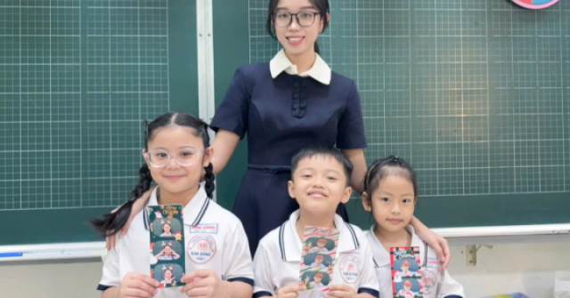 Cô giáo lớp 1 làm photobooth Noel ở lớp học, câu nói khiến người lớn chạnh lòng