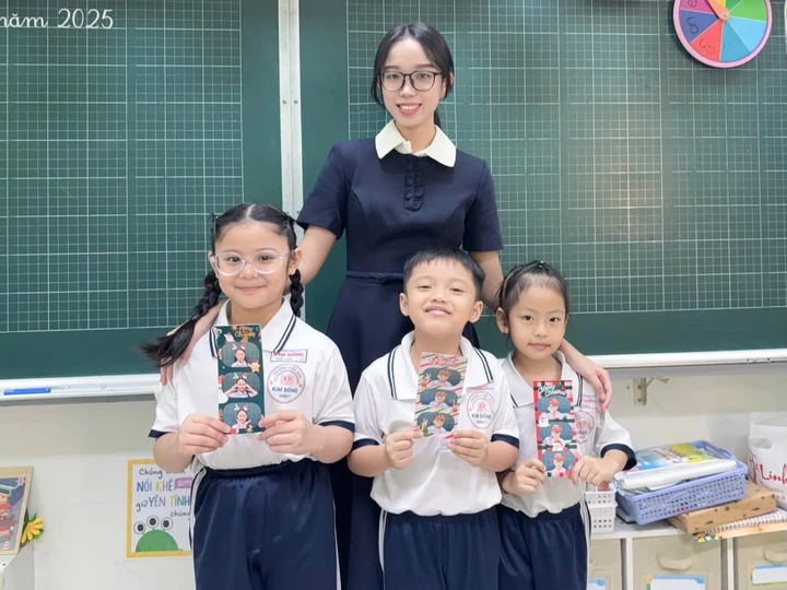 Thuỳ Linh và các học sinh trong buổi chụp ảnh giáng sinh (Ảnh: NVCC)