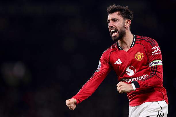 Carragher nói ông chọn sơ đồ 4-2-3-1 vì ông muốn Bruno Fernandes ở vị trí "số 10" (Fernandes mùa này thực chất không đá vị trí đó cho MU)