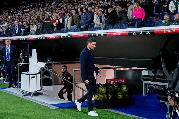 Xabi Alonso đang nhún nhường các cầu thủ ở Real Madrid, nhưng không phải vì ông yếu đuối