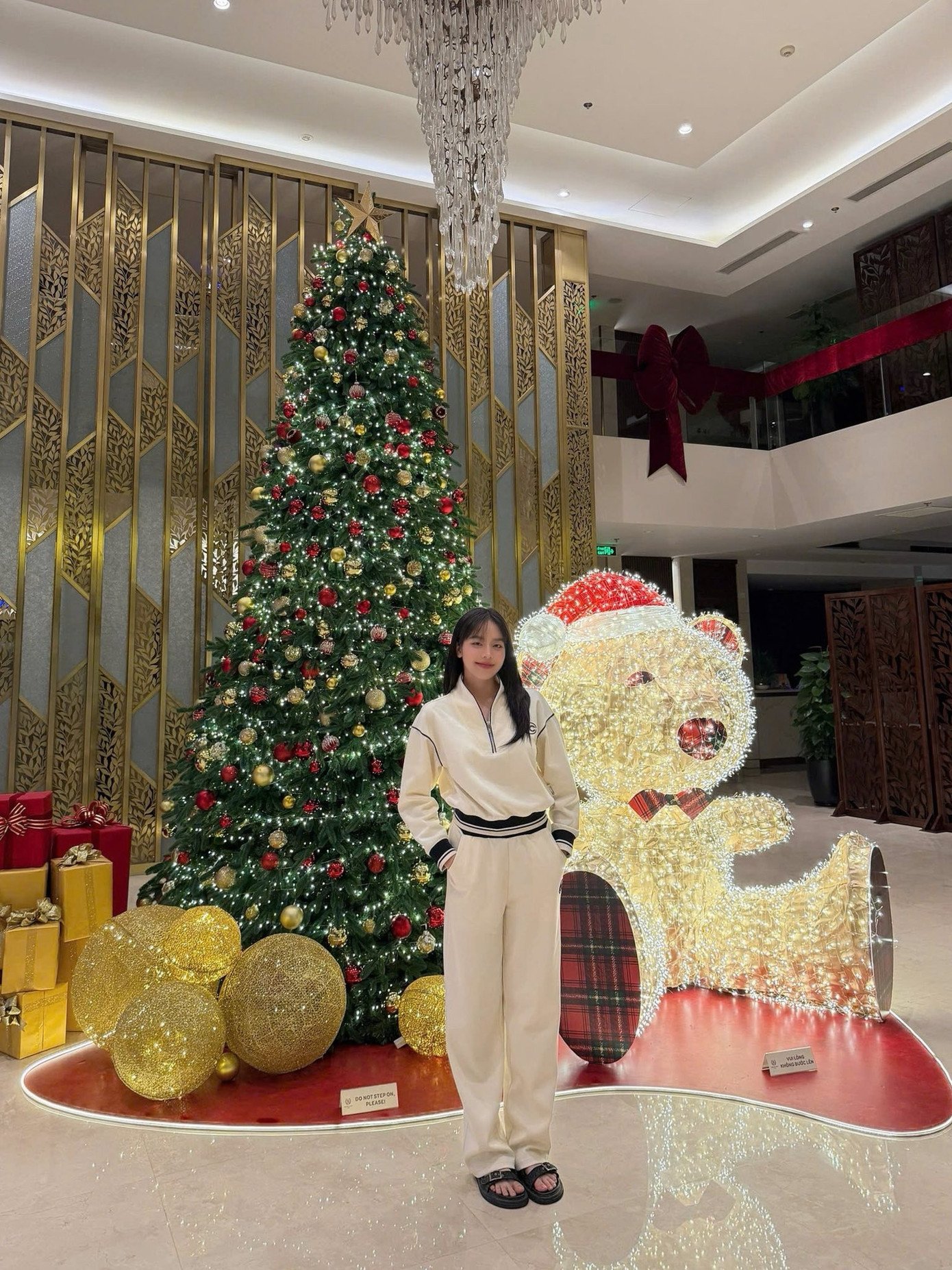 Hoa hậu Thanh Thủy chọn phong cách thể thao khi check-in Noel tại Hà Nội. Nhan sắc ngọt ngào cùng trang phục năng động giúp nàng hậu ghi điểm.