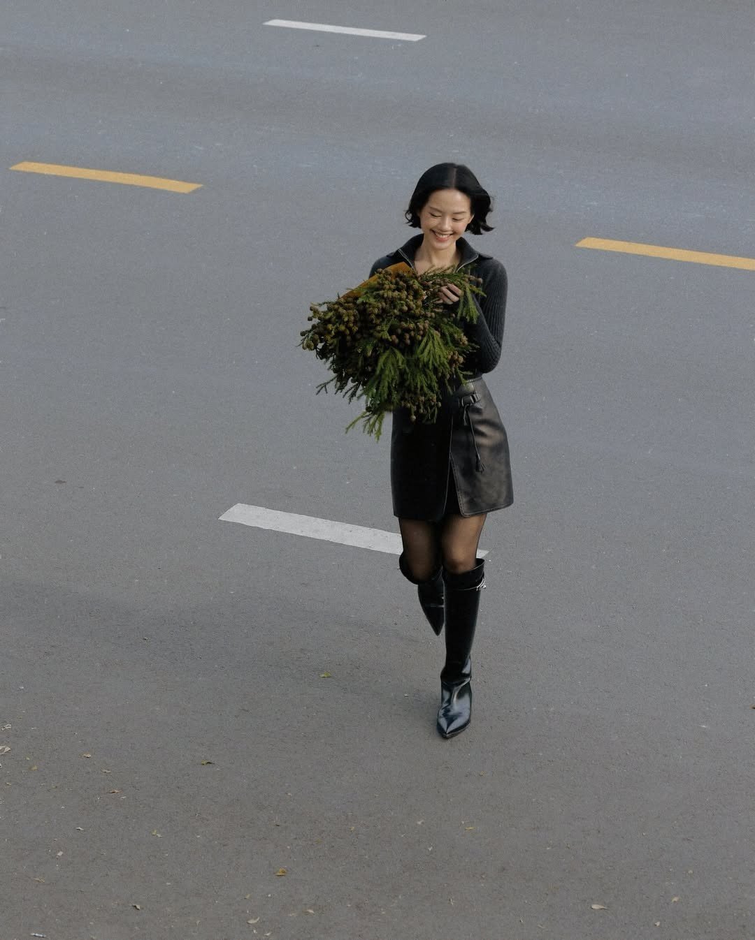 Cô Em Trendy Khánh Linh hướng đến tinh thần tối giản. Cô diện nguyên cây đồ đen của Hermès, bê bó thông xanh.