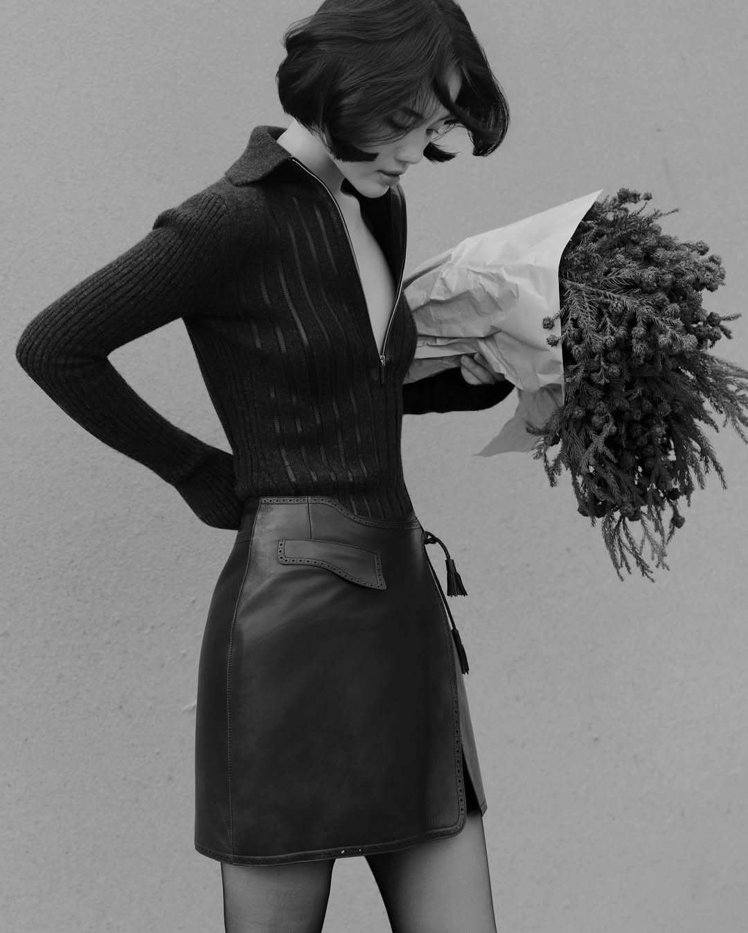 Cô Em Trendy Khánh Linh hướng đến tinh thần tối giản. Cô diện nguyên cây đồ đen của Hermès, bê bó thông xanh.