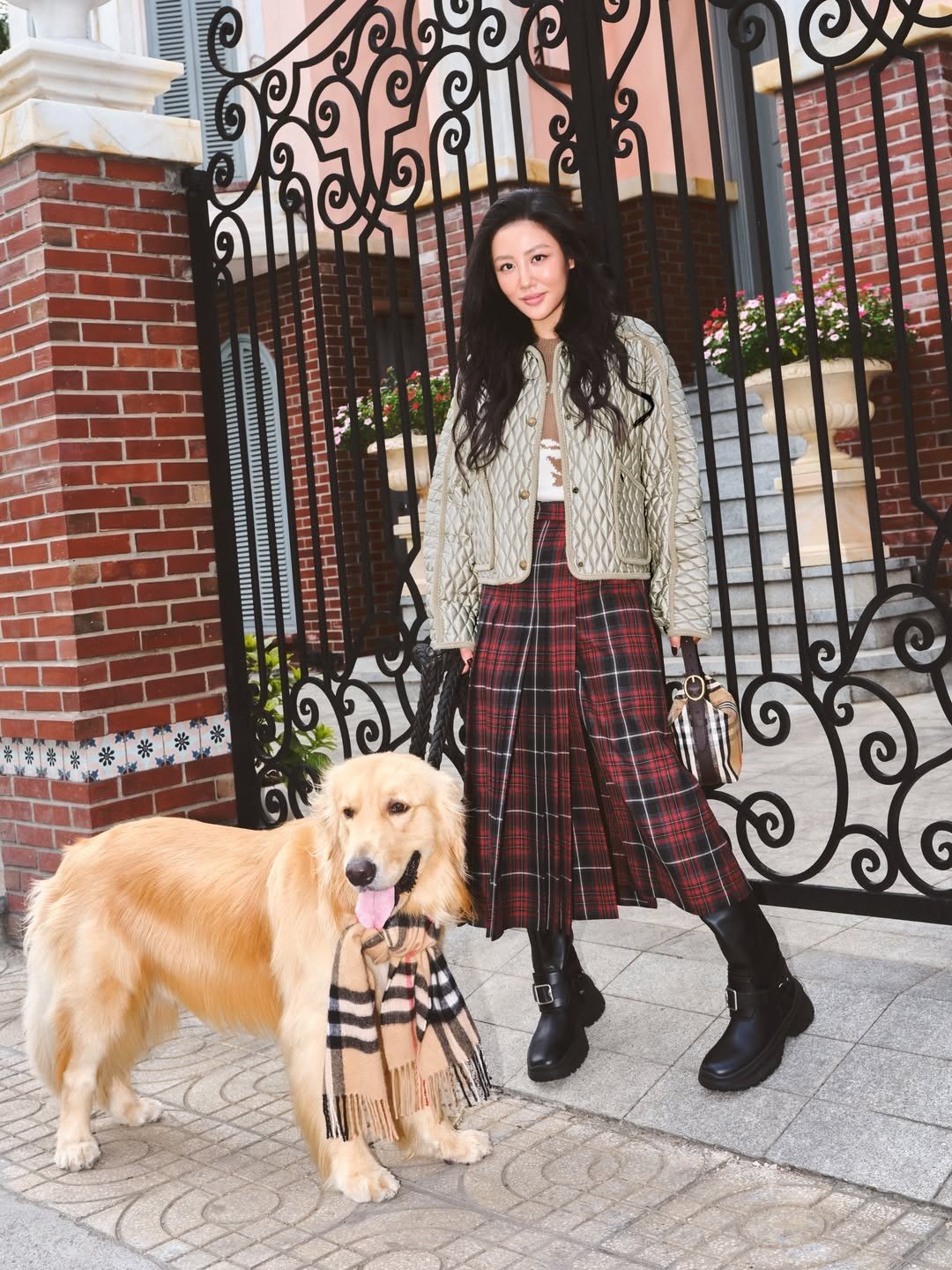 Văn Mai Hương lăng xê các thiết kế trang phục của nhà mốt Burberry dịp lễ hội. Giọng ca Mưa Tháng Sáu diện áo khoác chần bông phối cùng chân váy xếp ly họa tiết kẻ tartan đỏ đậm chất Noel cho diện mạo thanh lịch, mang hơi hướng cổ điển.