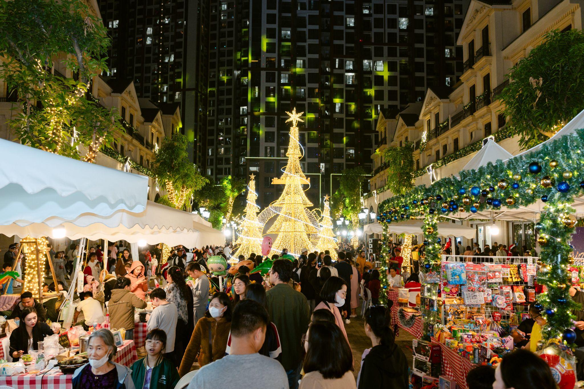 Chợ phiên Giáng sinh Christmas Bazaar thu hút khách tham quan tấp nập mua sắm mỗi đêm