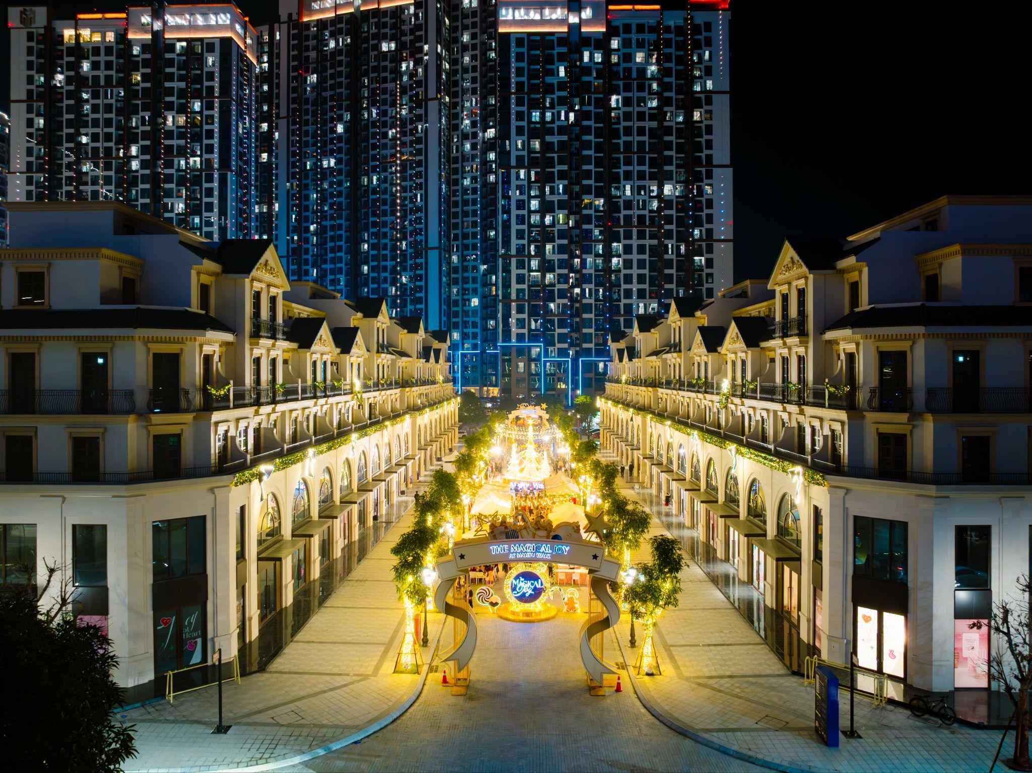 Không gian thương mại Malibu Walk được thắp sáng rực rỡ những ngày diễn ra chuỗi sự kiện “The Magical Joy – Mùa Giáng Sinh Diệu Kỳ” (12.12–25.12.2025).