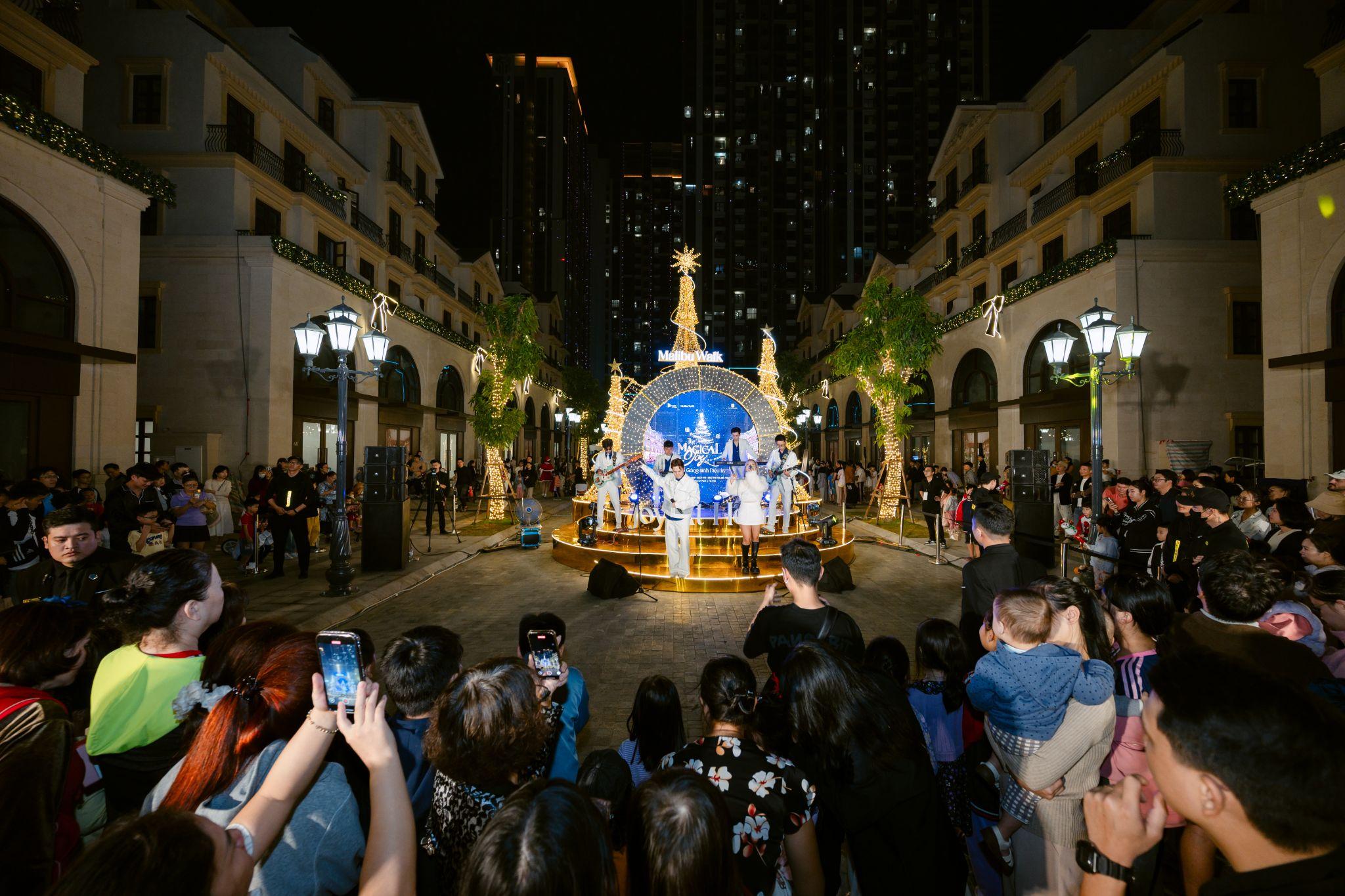 Đêm nhạc acoustic dành cho du khách trở thành điểm hẹn không thể bỏ lỡ vào cuối tuần