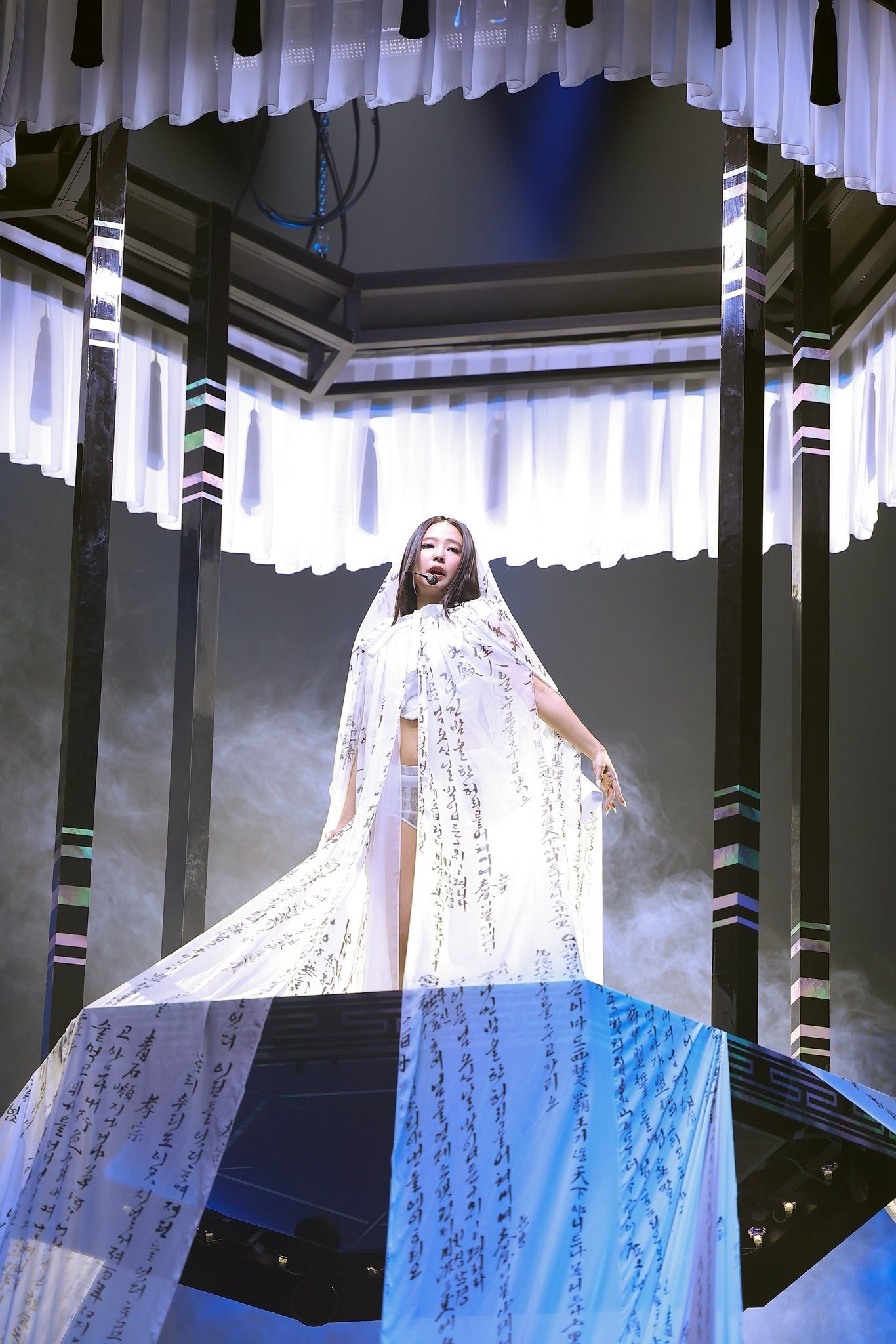 Các trang phục trình diễn của Jennie đều được thiết kế riêng bởi thương hiệu LEJE, tỉ mỉ và ý nghĩa đến từng chi tiết.