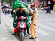 Cố tình che biển số “né” camera AI, shipper bị xử phạt