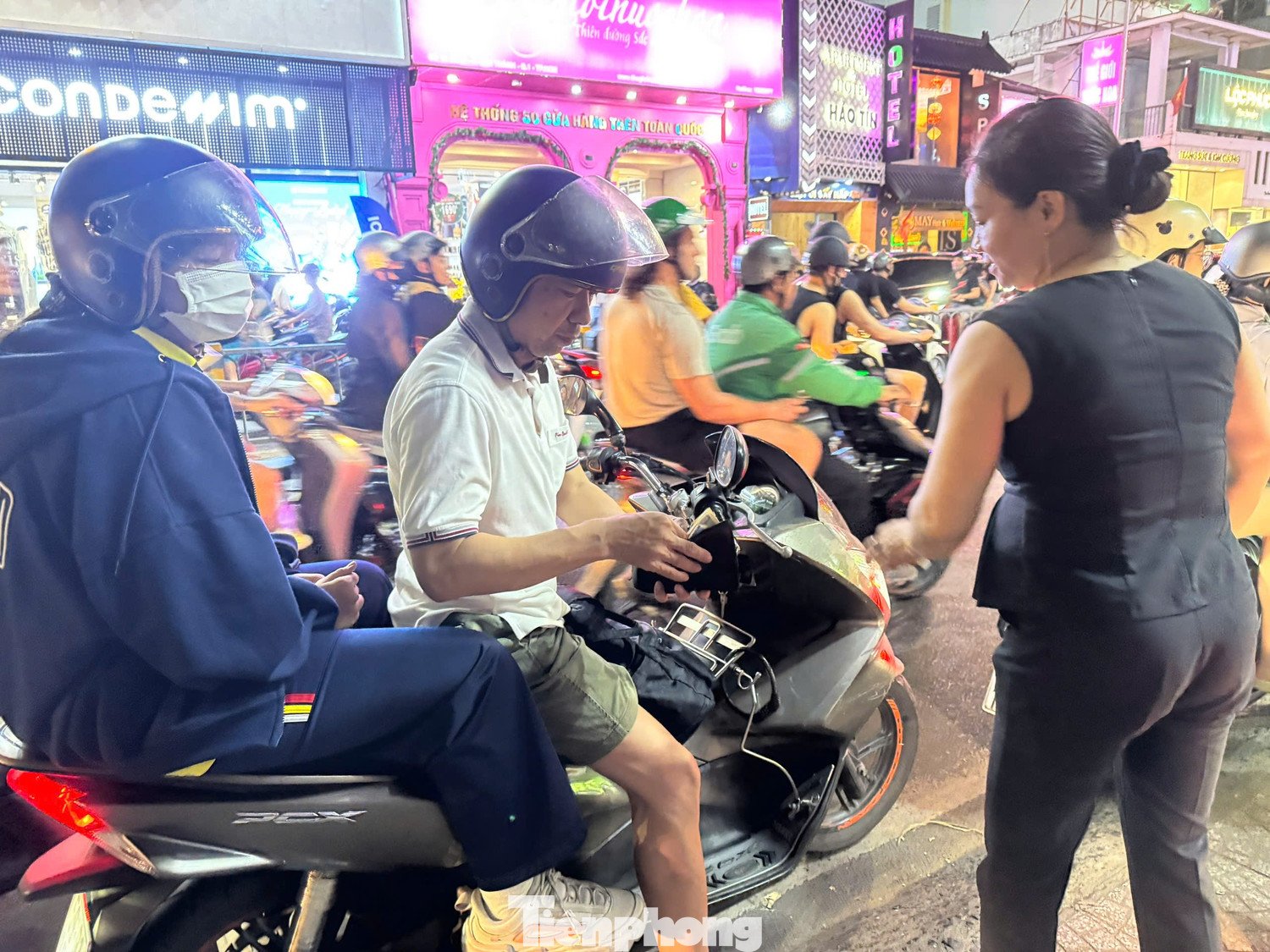 Tính ra mỗi ký ớt bán vỉa hè có giá tới 200.000 đồng/kg. Dù giá "cay xè" nhưng vẫn đắt khách