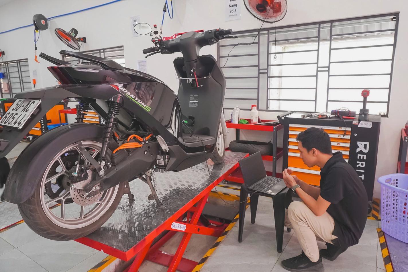 Kỹ thuật viên tại Trung tâm Dịch vụ bảo dưỡng Dat Bike đang kiểm tra xe cho khách hàng