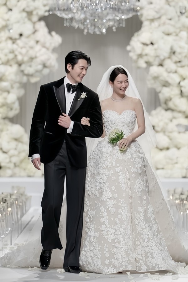 Shin Min Ah mới đây đã trở thành cô dâu tháng 12 của chú rể Kim Woo Bin sau 10 năm hẹn hò. Cặp đôi có một hôn lễ khiến giới mê phim Hàn ở châu Á quan tâm. Trong hôn lễ ngoài bộ váy cưới cùng trang sức có giá trị vài tỷ đồng, khán giả lại phải "oh wow" trước vóc dáng của cô dâu.