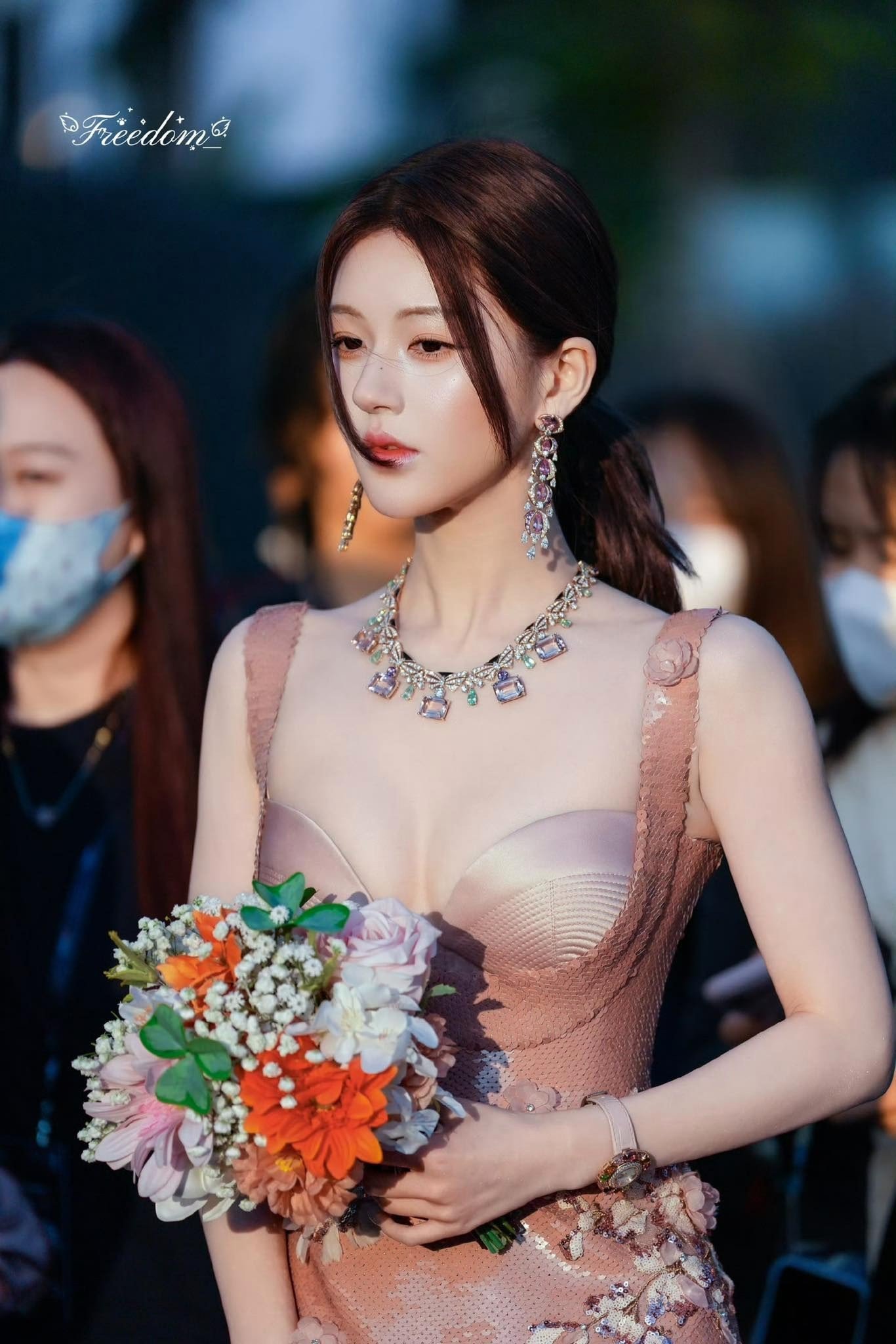 Bị chê trang phục xấu, trang điểm kém xinh, Triệu Lộ Tư đáp trả cực sắc bén - 2