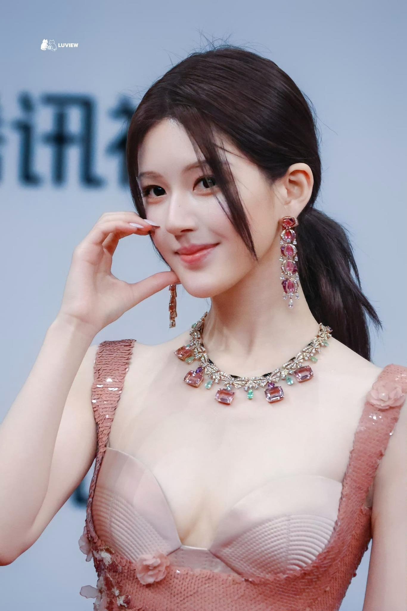 Bị chê trang phục xấu, trang điểm kém xinh, Triệu Lộ Tư đáp trả cực sắc bén - 6