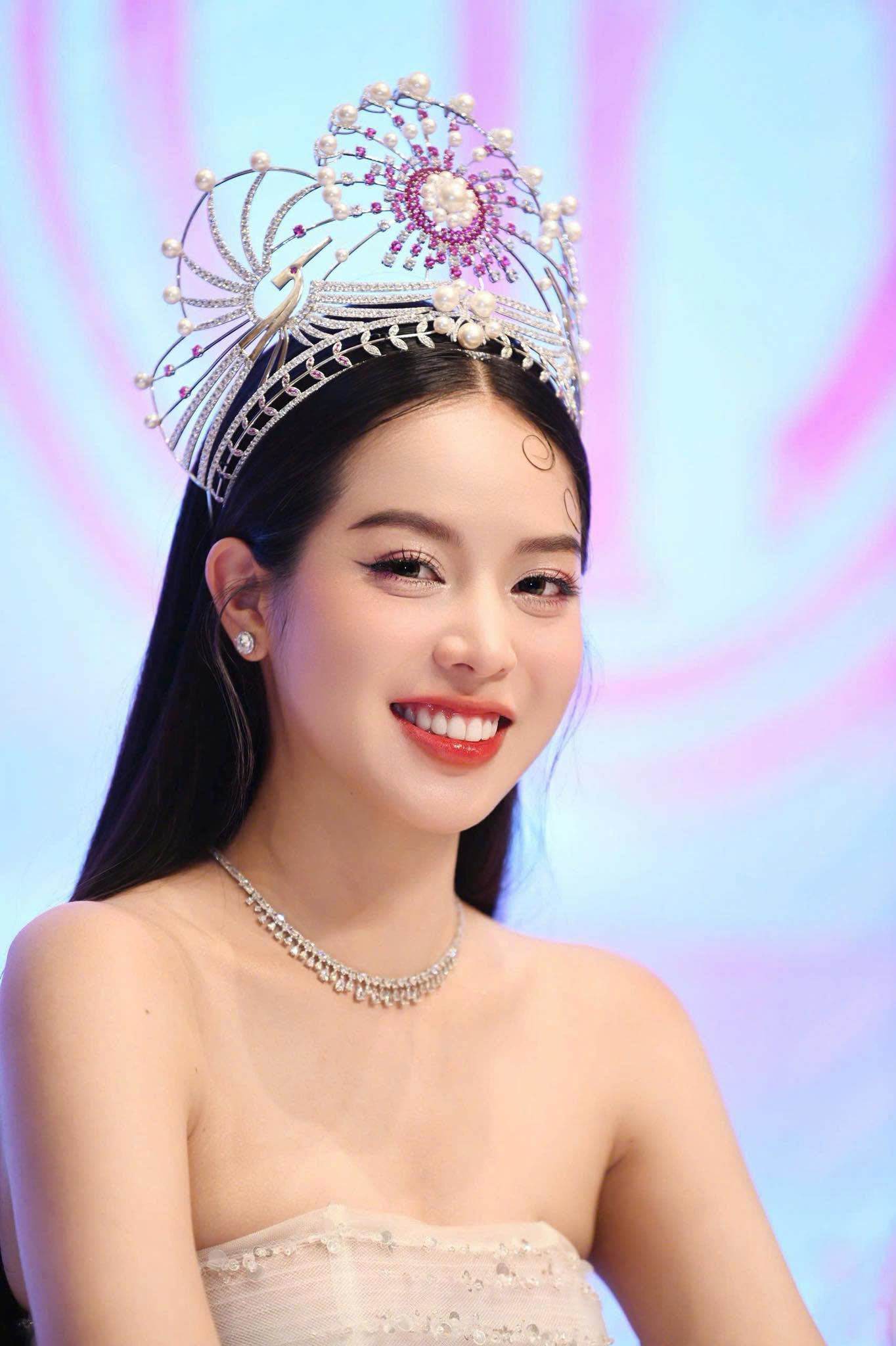 Thanh Thủy sau 3 năm đăng quang Hoa hậu Việt Nam 2022. Nàng hậu quê Đà Nẵng cho biết sau 3 năm, từ một cô gái còn nhiều bỡ ngỡ, hiện Thanh Thủy đã bình tĩnh hơn, dạn dĩ hơn dù đôi khi sự hồi hộp vẫn còn đó.