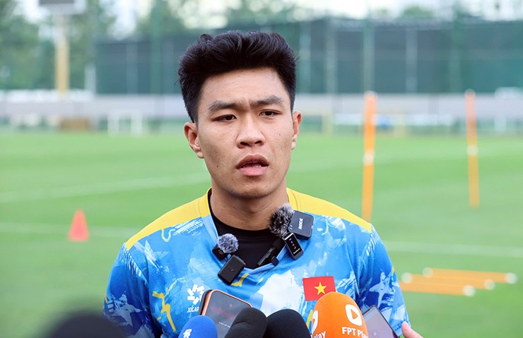 Lý Đức trả lời phỏng vấn trước buổi tập chiều ngày 24/12.