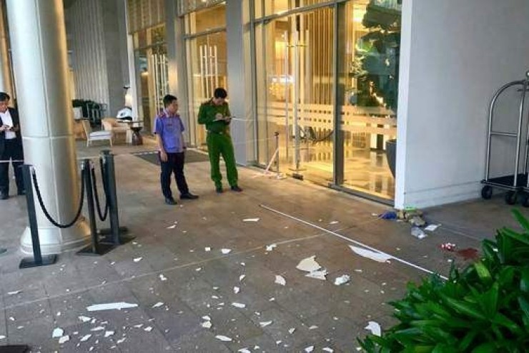 Người nước ngoài nghi rơi lầu ở New World Hoiana, camera ghi cảnh 2 người vội vã rời đi