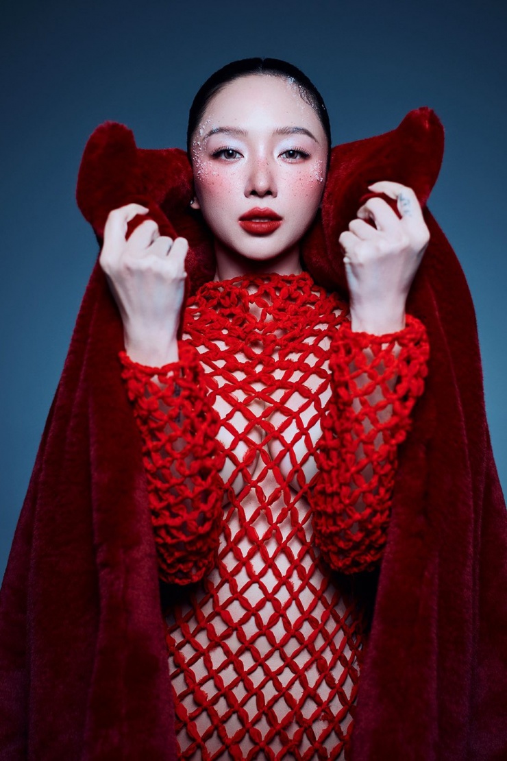 Tóc Tiên đón Giáng sinh với bộ trang phục táo bạo. Thiết kế đầm lưới xuyên thấu giúp nữ ca sĩ tôn vòng một đầy.