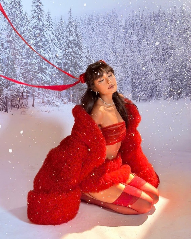 Thảo Nhi Lê nóng bỏng cùng bộ trang phục tông đỏ. Cô phối áo và chân váy một gang tay cùng quần tất ren theo phong cách nội y.