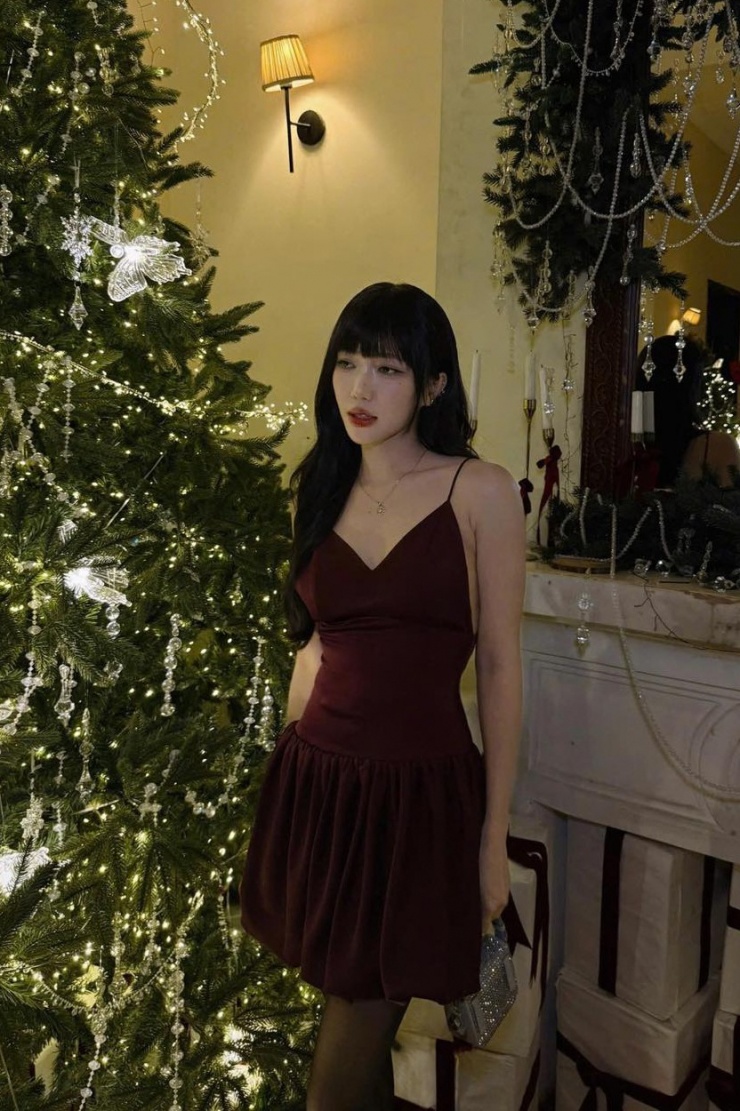 Diệu Nhi 'lột xác' phong cách cùng đầm hai dây đỏ khoe lưng trần.