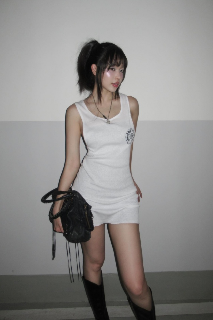 Hoa hậu Thanh Thủy khoe đường cong đồng hồ cát qua chiếc váy thun Chrome Hearts ngắn cũn, ôm sát.