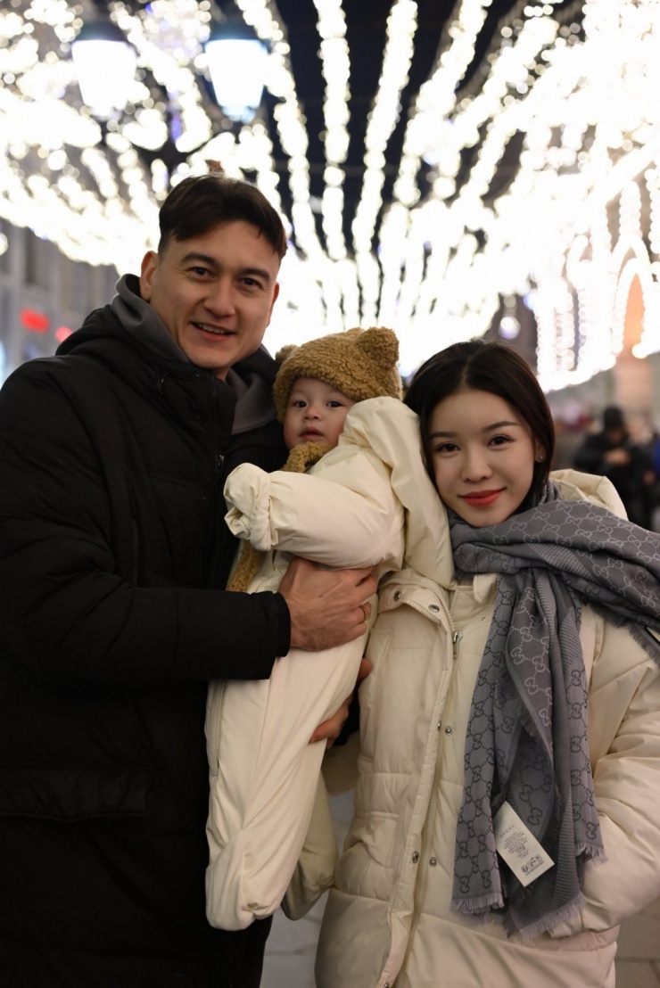 Gia đình thủ môn Đặng Văn Lâm và bà xã Yến Xuân tận hưởng Giáng sinh an lành giữa mùa đông nước Nga, với điểm dừng chân là thành phố Moscow.