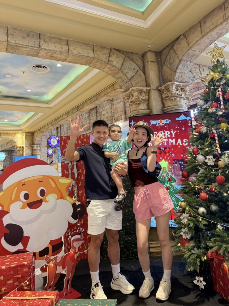Quang Hải cùng bà xã Chu Thanh Huyền và cậu con trai nhỏ Lido (biệt danh con trai Quang Hải) rạng rỡ tạo dáng trong không gian rộn ràng Giáng sinh tại trung tâm thương mại.
