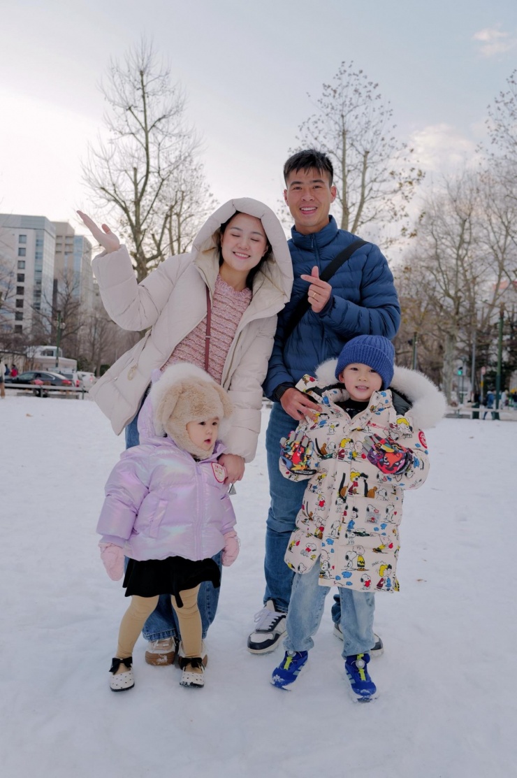 Trung vệ Đỗ Duy Mạnh cùng gia đình đón Giáng sinh tại Sapporo (Nhật Bản). Trên trang cá nhân, cầu thủ Hà Nội FC gửi lời chúc: “Chúc mọi người một mùa Giáng sinh an lành, ấm áp”.