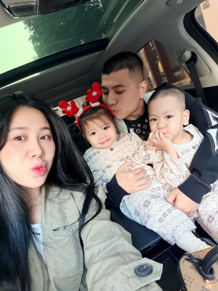 Tiền đạo Đinh Thanh Bình chia sẻ khoảnh khắc hạnh phúc bên gia đình nhỏ, với bức ảnh ấm áp được chụp ngay trong ô tô giữa tiết trời Giáng sinh.